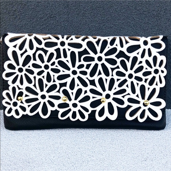 Textured Clutch With Stylish Black And White - Picture 2 of 6
